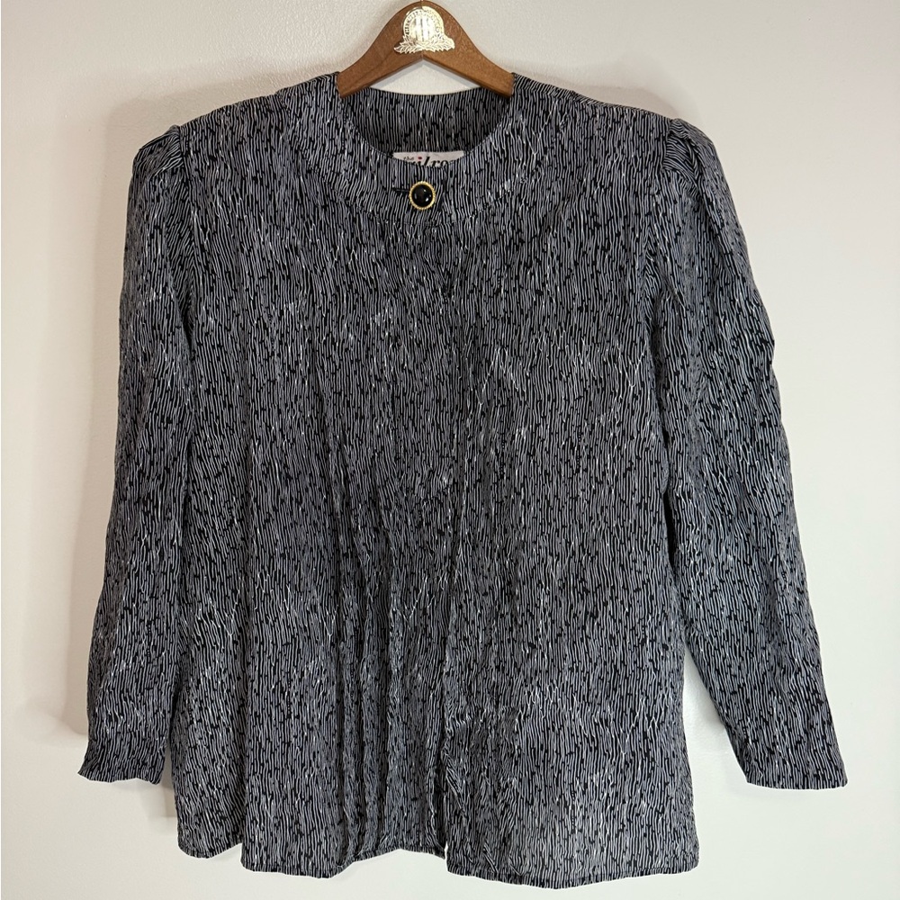 Wilroy Vintage 100% silk Black and White Textured Blouse in size 12